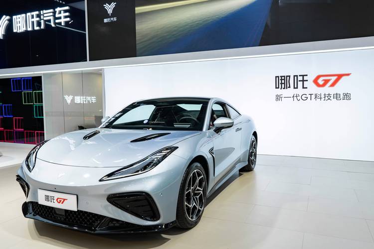 重庆308哪吒汽车在智能汽车领域的表现，领途汽车在新能源汽车市场中的影响力